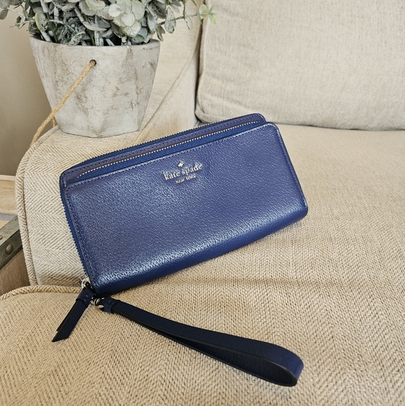Almost new Kate Spade wallet wristlet - Picture 1 of 15